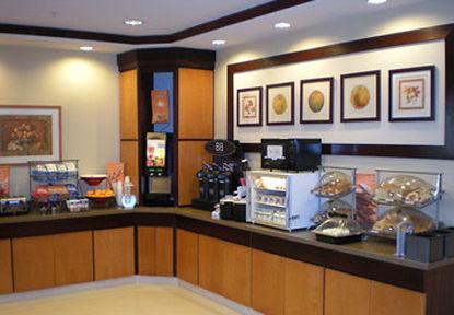 Fairfield Inn & Suites Woodbridge Авенел Ресторан фото