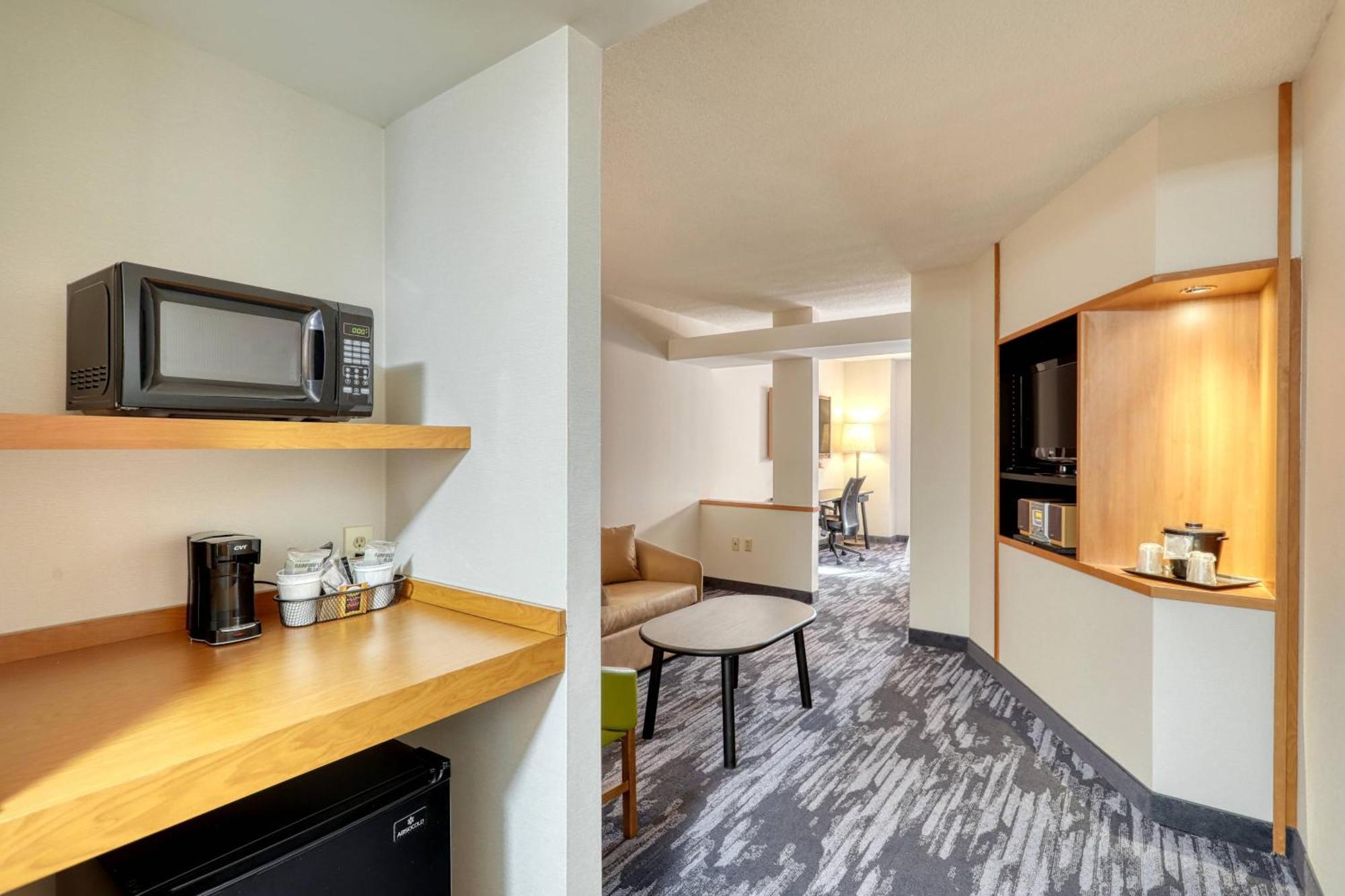 Fairfield Inn & Suites Woodbridge Авенел Экстерьер фото