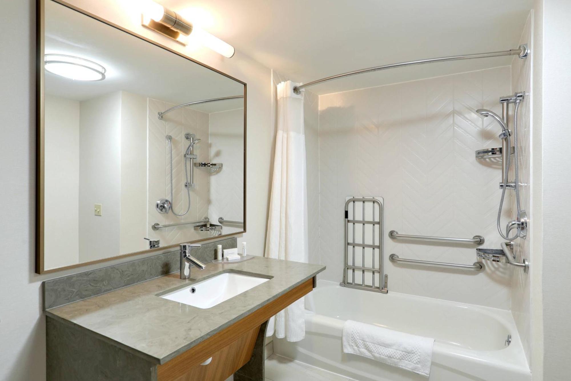Fairfield Inn & Suites Woodbridge Авенел Экстерьер фото