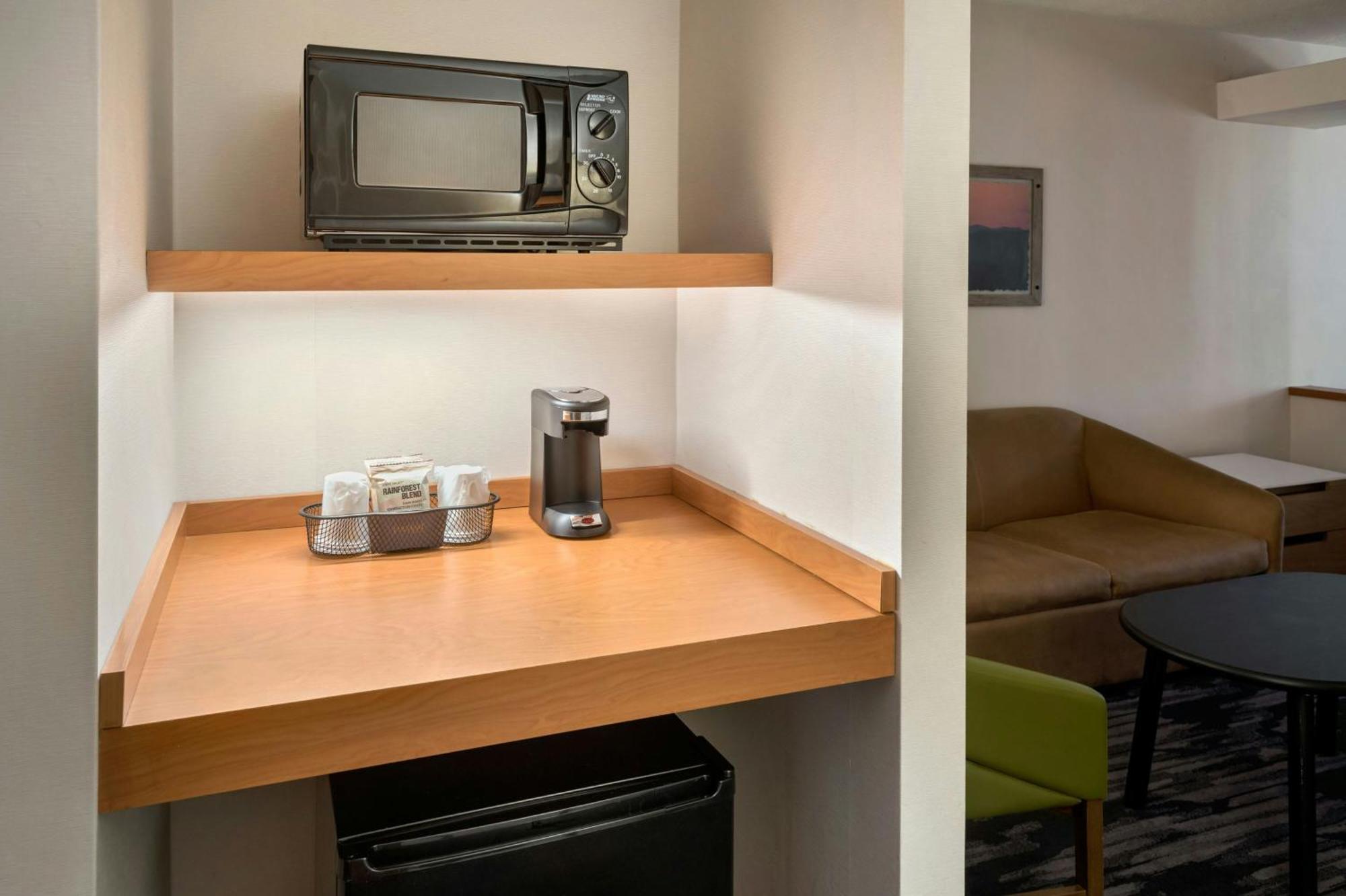 Fairfield Inn & Suites Woodbridge Авенел Экстерьер фото