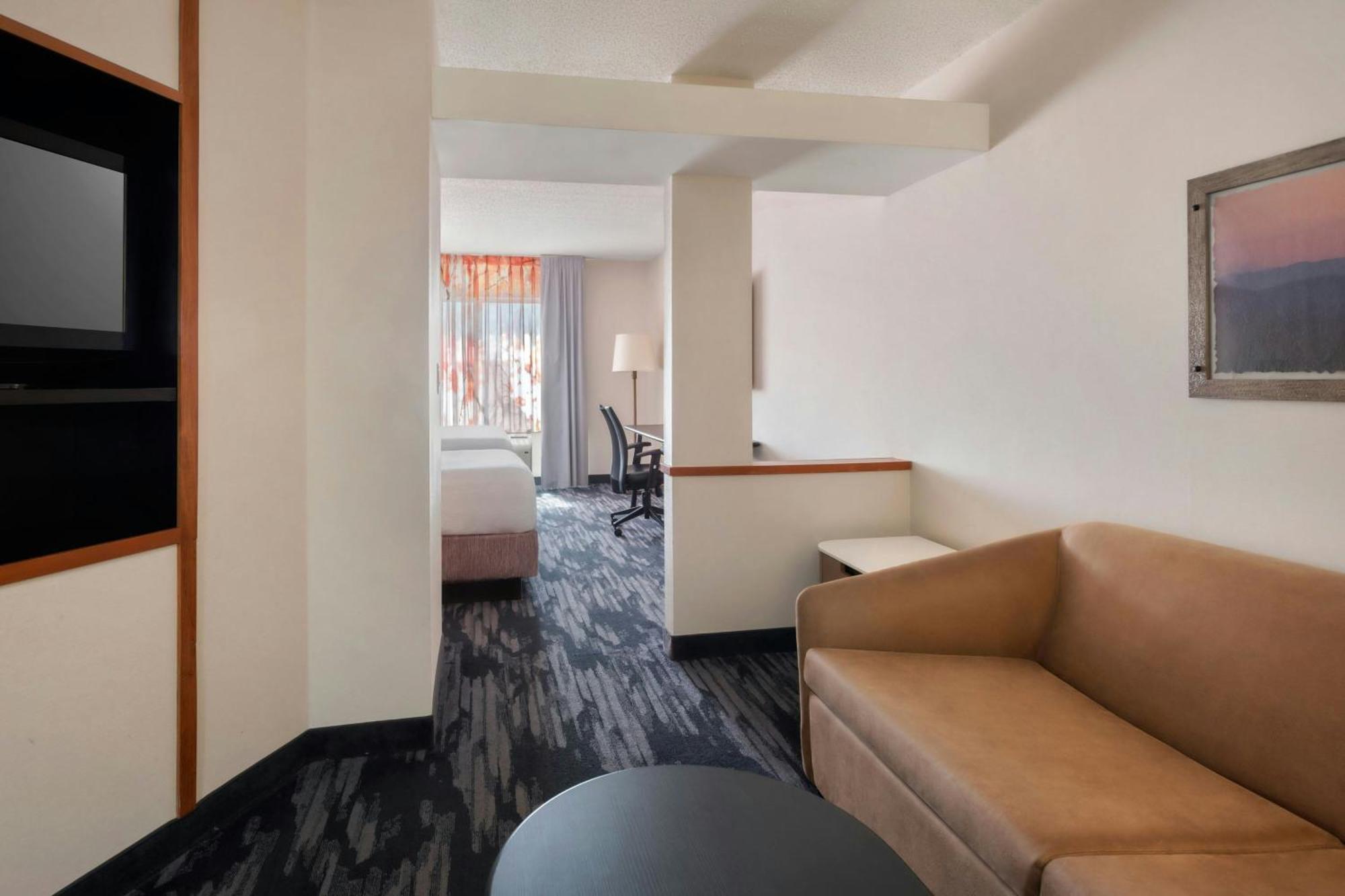 Fairfield Inn & Suites Woodbridge Авенел Экстерьер фото
