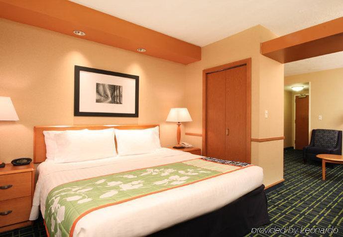Fairfield Inn & Suites Woodbridge Авенел Экстерьер фото