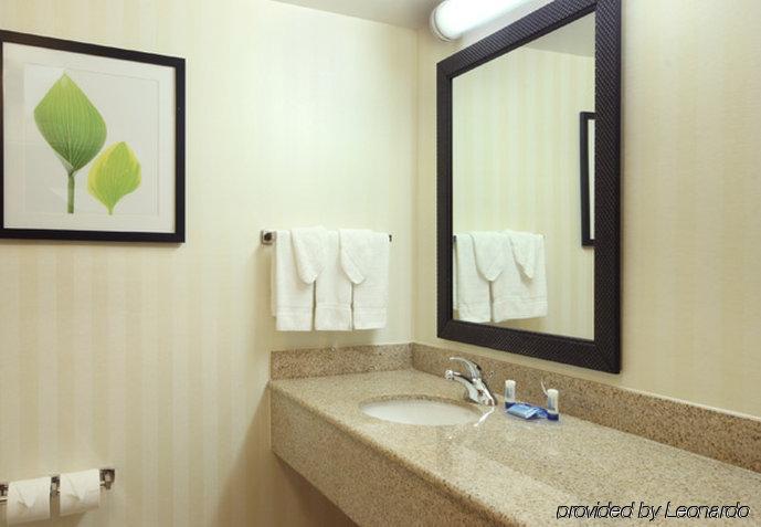 Fairfield Inn & Suites Woodbridge Авенел Номер фото